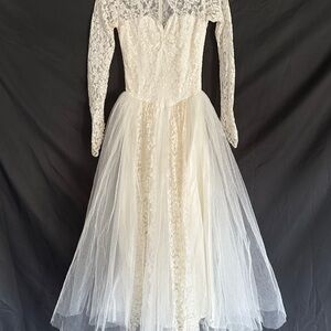 1949’s handmade lace wedding dress